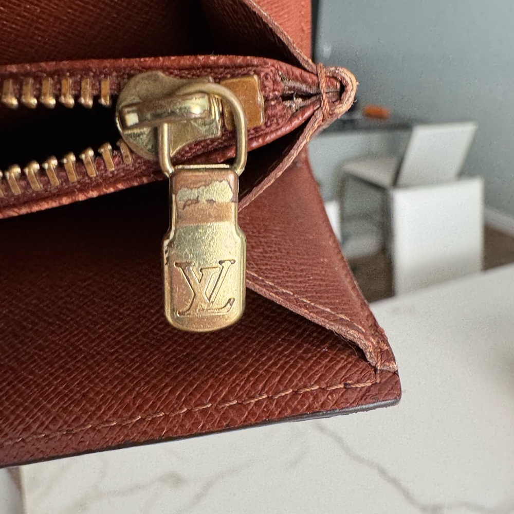 Authentic Louis Vuitton Monogram Wallet. Very good preloved condition. - Picture 10 of 11